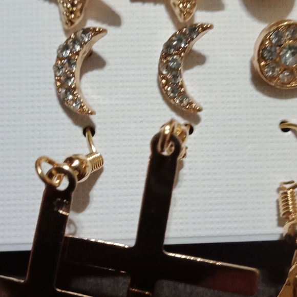 12 Pair Of Fashion Earrings - Picture 3 of 7